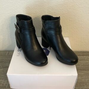 Women’s Dressy Boots (wide width)Ortholite foam insoles. Size 5.5
